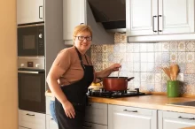 žena v kuchyni vaří polévku