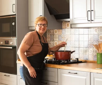 žena v kuchyni vaří polévku