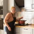 žena v kuchyni vaří polévku