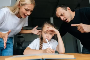 rodiče se zlobí na dceru