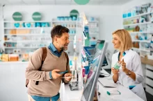 muž kupuje v lékárně vitamíny
