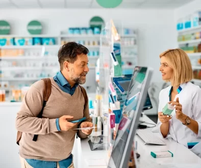 muž kupuje v lékárně vitamíny