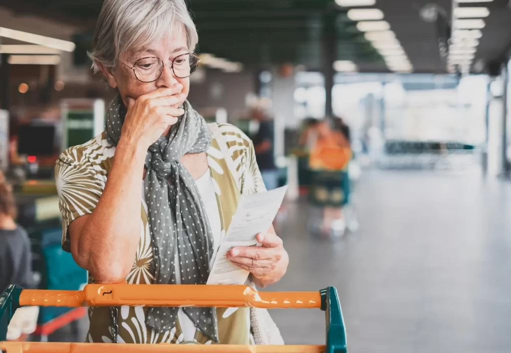 seniorka kouká na účet z obchodu - Techsvět seniorka kouká na účet z obchodu