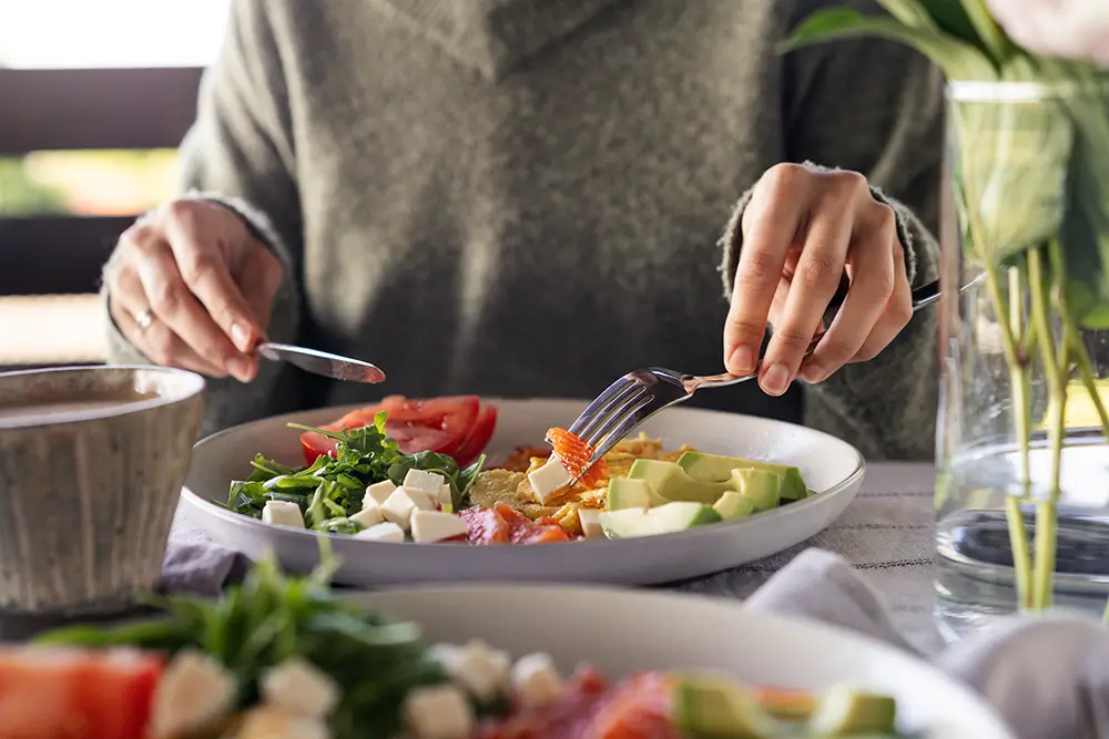 Do keto diety se může pustit každý člověk, který je zdravotně v pořádku a potýká se s nadváhou či obezitou. - Techsvět žena snídá zdravě
