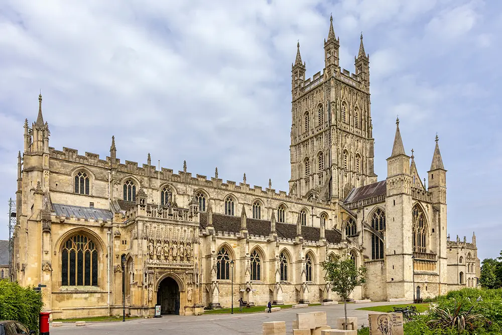 Gloucester je město s nádhernou katedrálou na hranicích s Walesem v anglickém hrabství Gloucestershire - Techsvět Gloucesterská katedrála