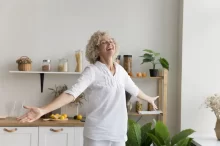 žena vstává a je plná energie