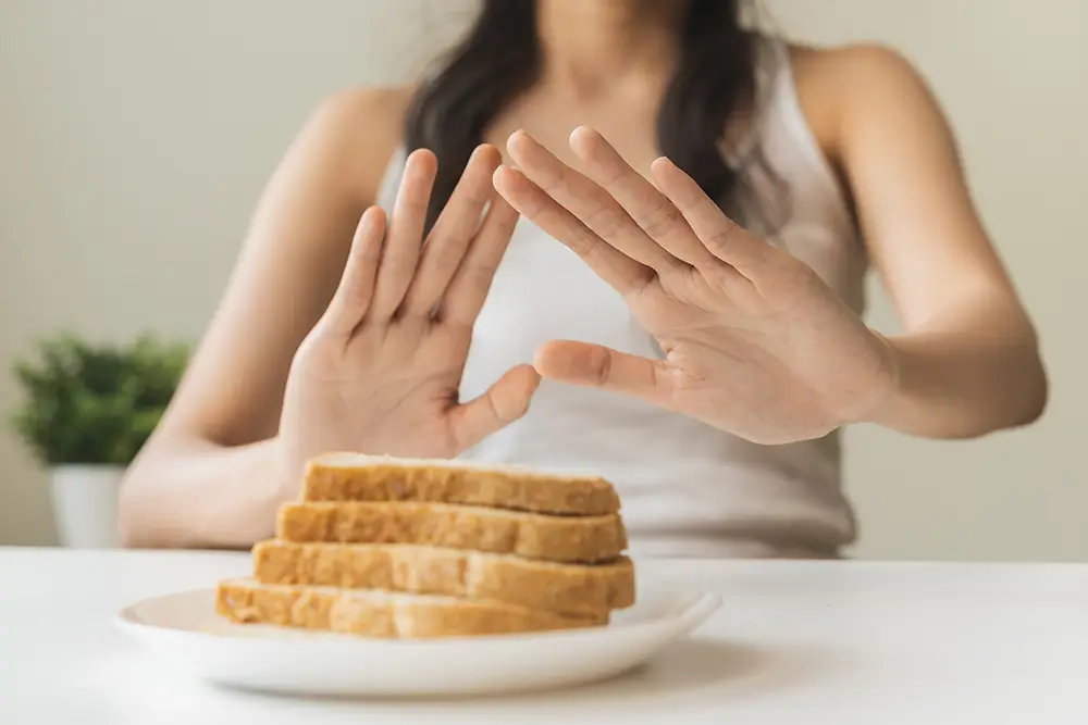 Při keto dietě byste se měli vyhnout potravinám s vysokým obsahem sacharidů. - Techsvět žena odmítá pečivo