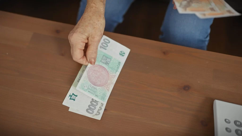 peníze české koruny