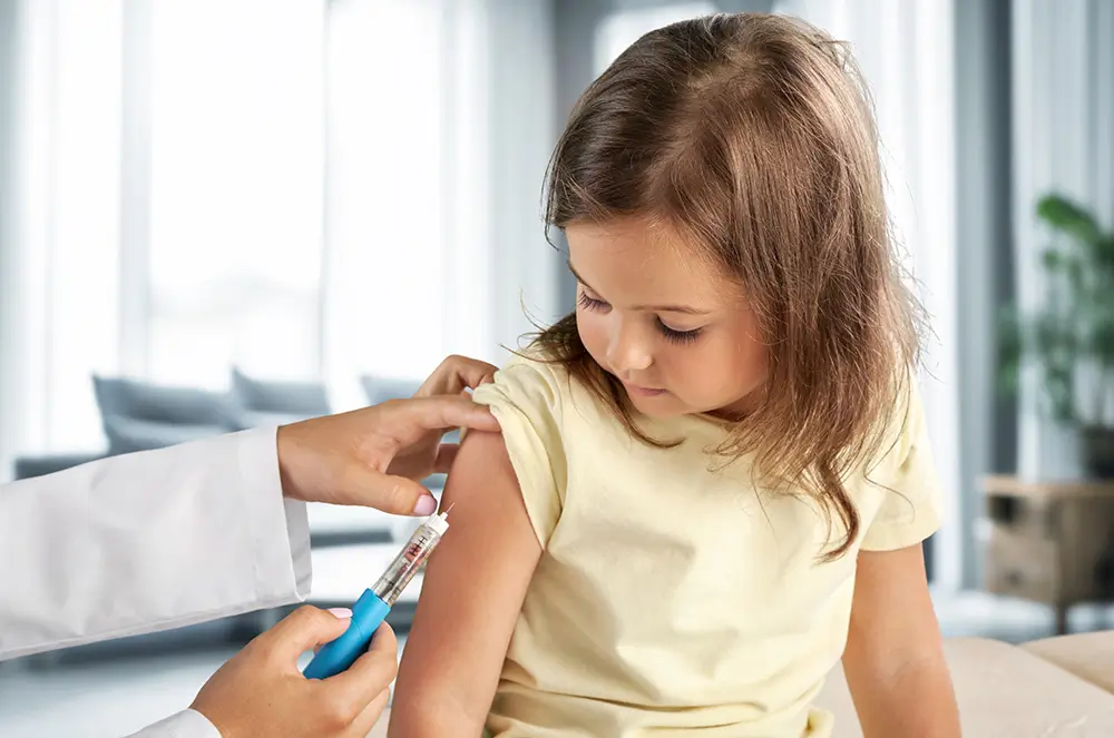 Jako nejúčinnější prevence se však jeví očkování, jehož aplikaci můžete zahájit kdykoliv v průběhu kalendářního roku. - Techsvět pediatr očkuje dítě