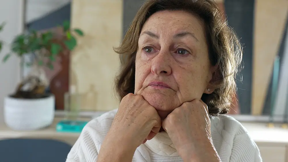 Také v České republice je osamělost seniorů obrovský problém. - Techsvět smutná seniorka