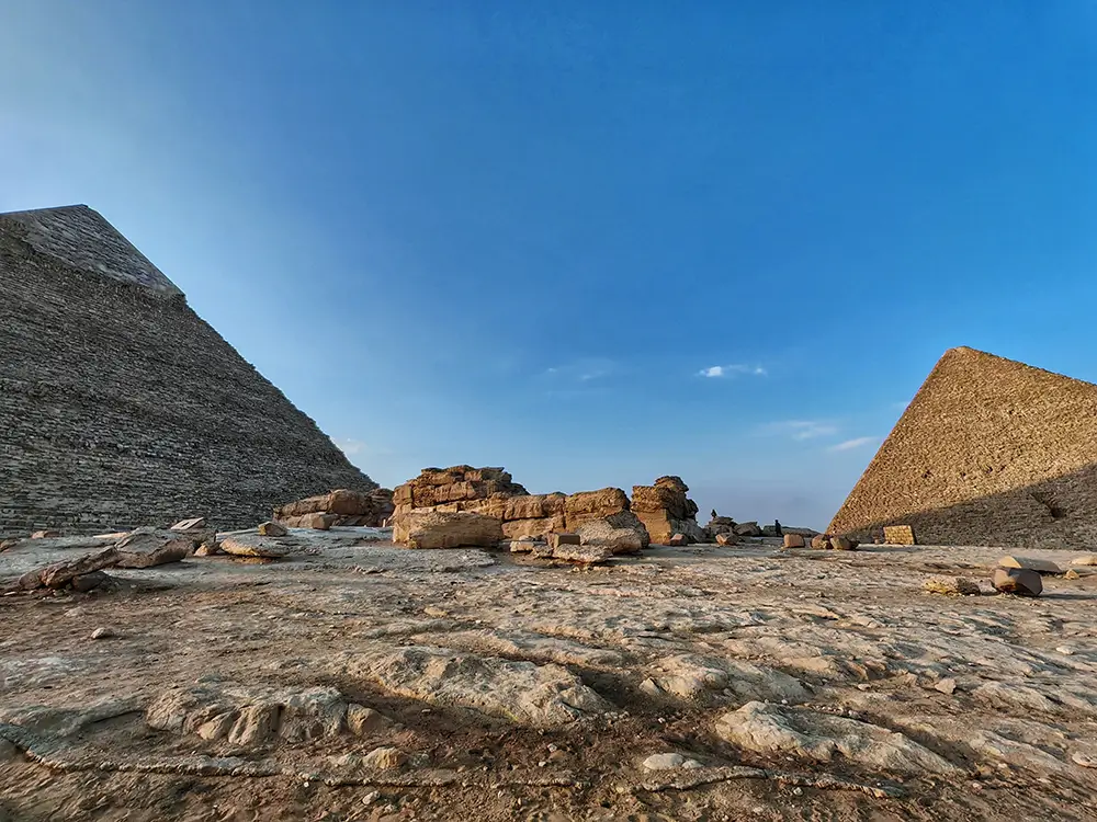 shutterstock_2Pod pyramidami v Gíze existují různé dutiny, šachty a někdy i vodou zaplavené prostory568075659 - Techsvět Pyramidy v Gíze