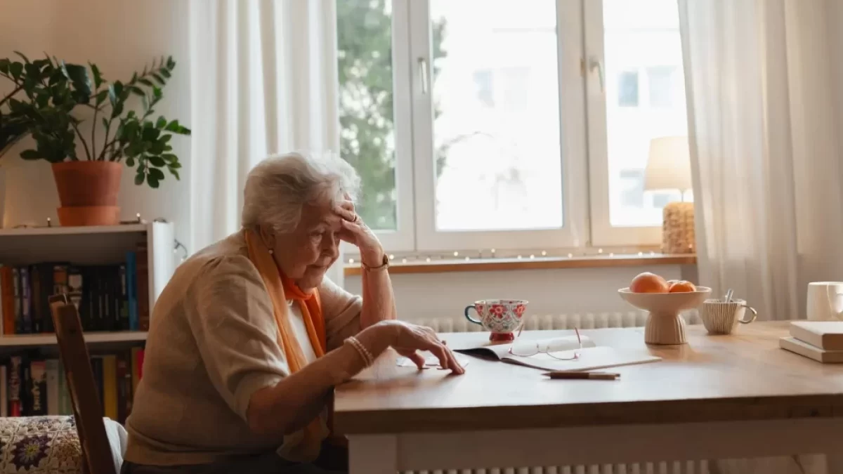 sedniorka u stolu