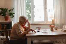 sedniorka u stolu