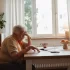 sedniorka u stolu
