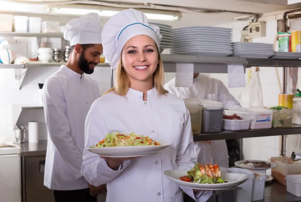shutterstock_606127691 - Techsvět žena v restauraci nese talíře s jídlem