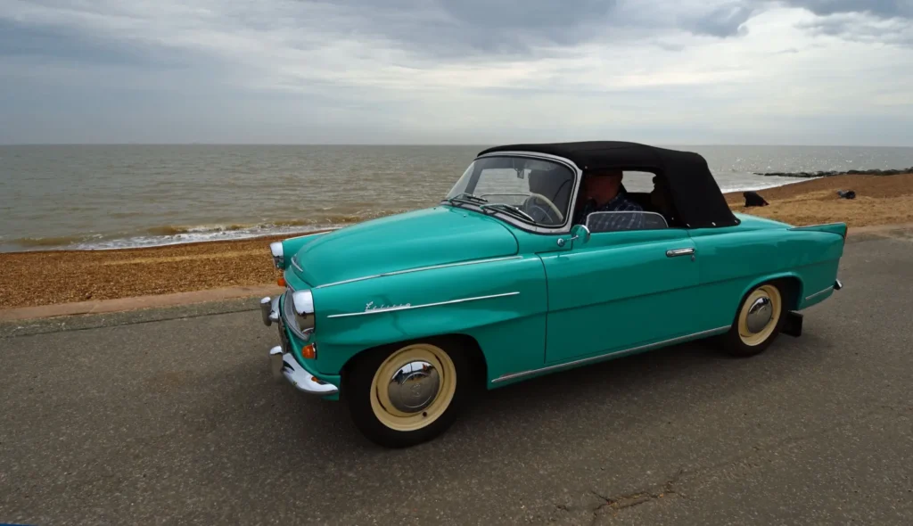 skoda3 - Techsvět Elegantní historická Škoda Felicia Cabrio v tyrkysové barvě s černou skládací střechou.