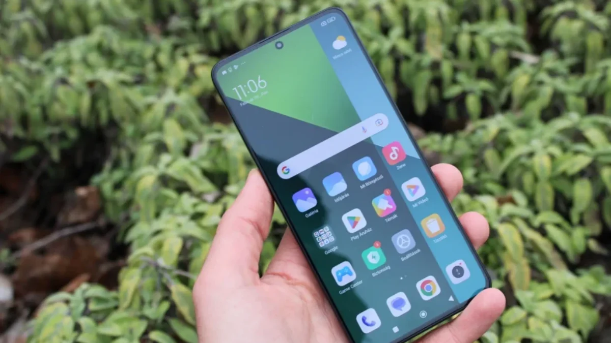 Muž drží v ruce Xiaomi Redmi Note 13 Pro 5G