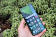 Muž drží v ruce Xiaomi Redmi Note 13 Pro 5G