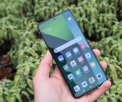 Muž drží v ruce Xiaomi Redmi Note 13 Pro 5G