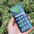 Muž drží v ruce Xiaomi Redmi Note 13 Pro 5G