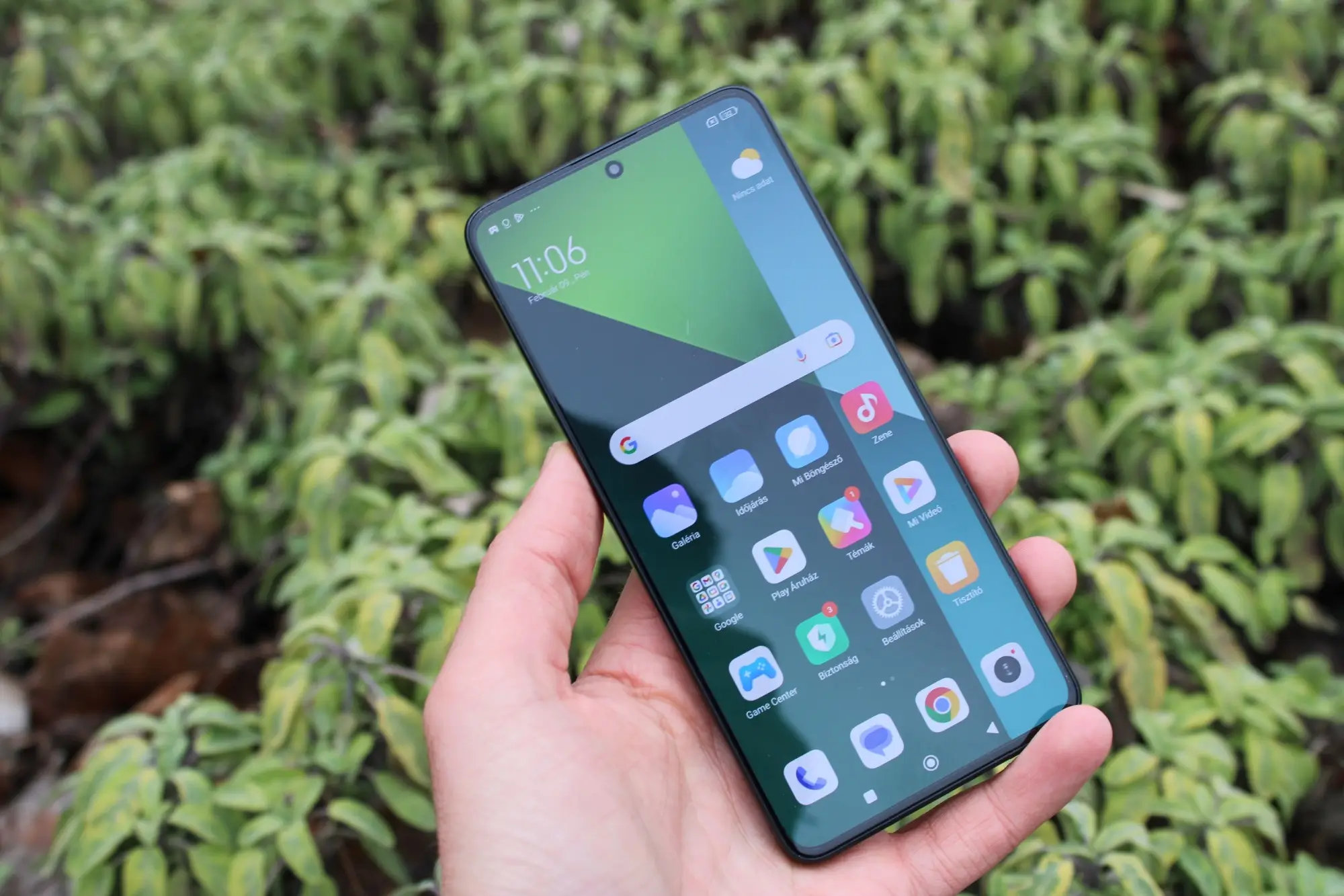 Muž drží v ruce Xiaomi Redmi Note 13 Pro 5G