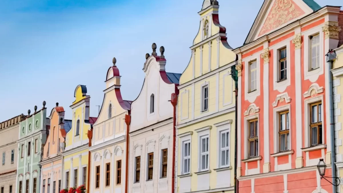 Řada nádherně zachovalých a barevně sladěných historických domů na náměstí v Telči.