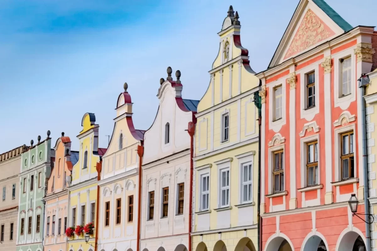 Řada nádherně zachovalých a barevně sladěných historických domů na náměstí v Telči.