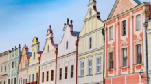 Řada nádherně zachovalých a barevně sladěných historických domů na náměstí v Telči.