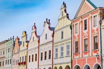 Řada nádherně zachovalých a barevně sladěných historických domů na náměstí v Telči.
