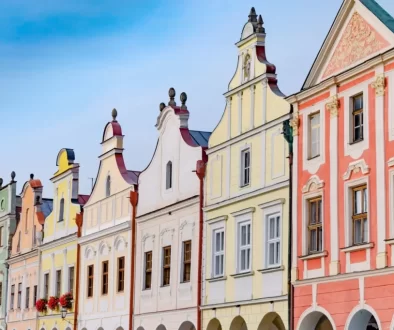 Řada nádherně zachovalých a barevně sladěných historických domů na náměstí v Telči.