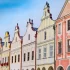 Řada nádherně zachovalých a barevně sladěných historických domů na náměstí v Telči.