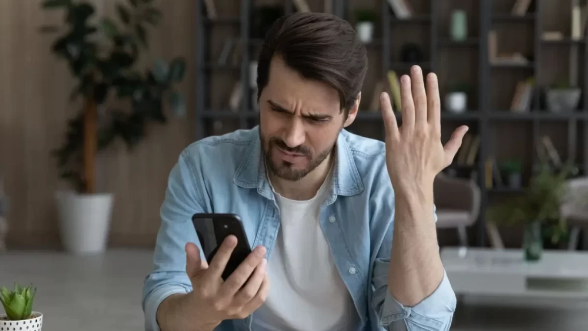 Muž se rozčiluje u telefonu