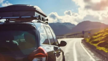 Auto se střešním boxem