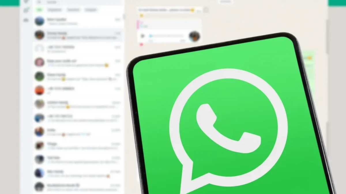 telefon s logem WA a na pozadí aplikace WA na počítači