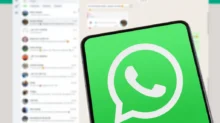 telefon s logem WA a na pozadí aplikace WA na počítači