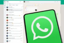 telefon s logem WA a na pozadí aplikace WA na počítači