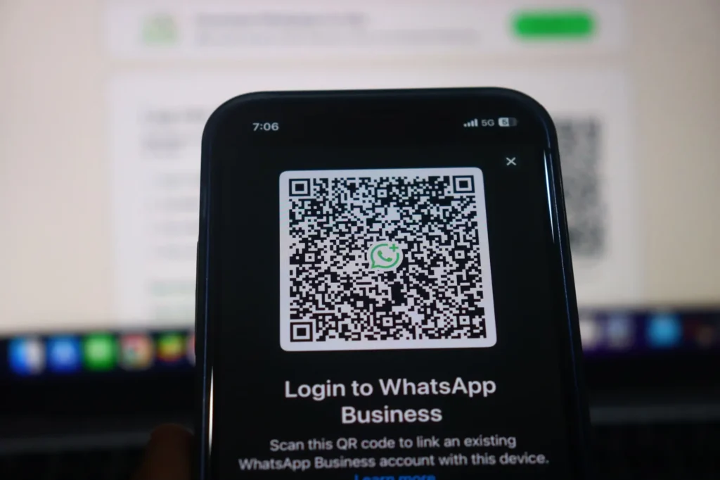 Obrazovku mobilního telefonu, na které je zobrazen QR kód pro přihlášení do služby WhatsApp Business. 