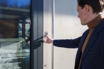 Muž odemyká dveře prstem