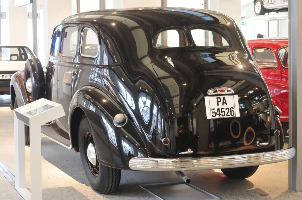 13-04-05-Skoda_Museum_Mladá_Boleslav_by_RalfR-103 - Techsvět Škoda Superb