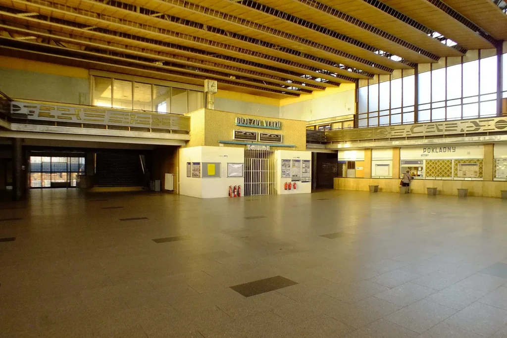 1620px-Ostrava-Vítkovice-NádražíVestibul - Techsvět Nádraží Ostrava-Vítkovice