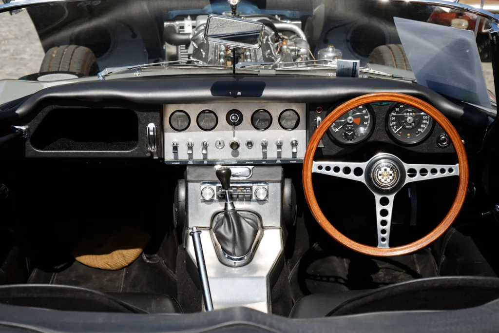1962_Jaguar_E-Type_Series_1_Roadster_38_litre_at_Horsham_West_Sussex_England - Techsvět Jaguar E-type