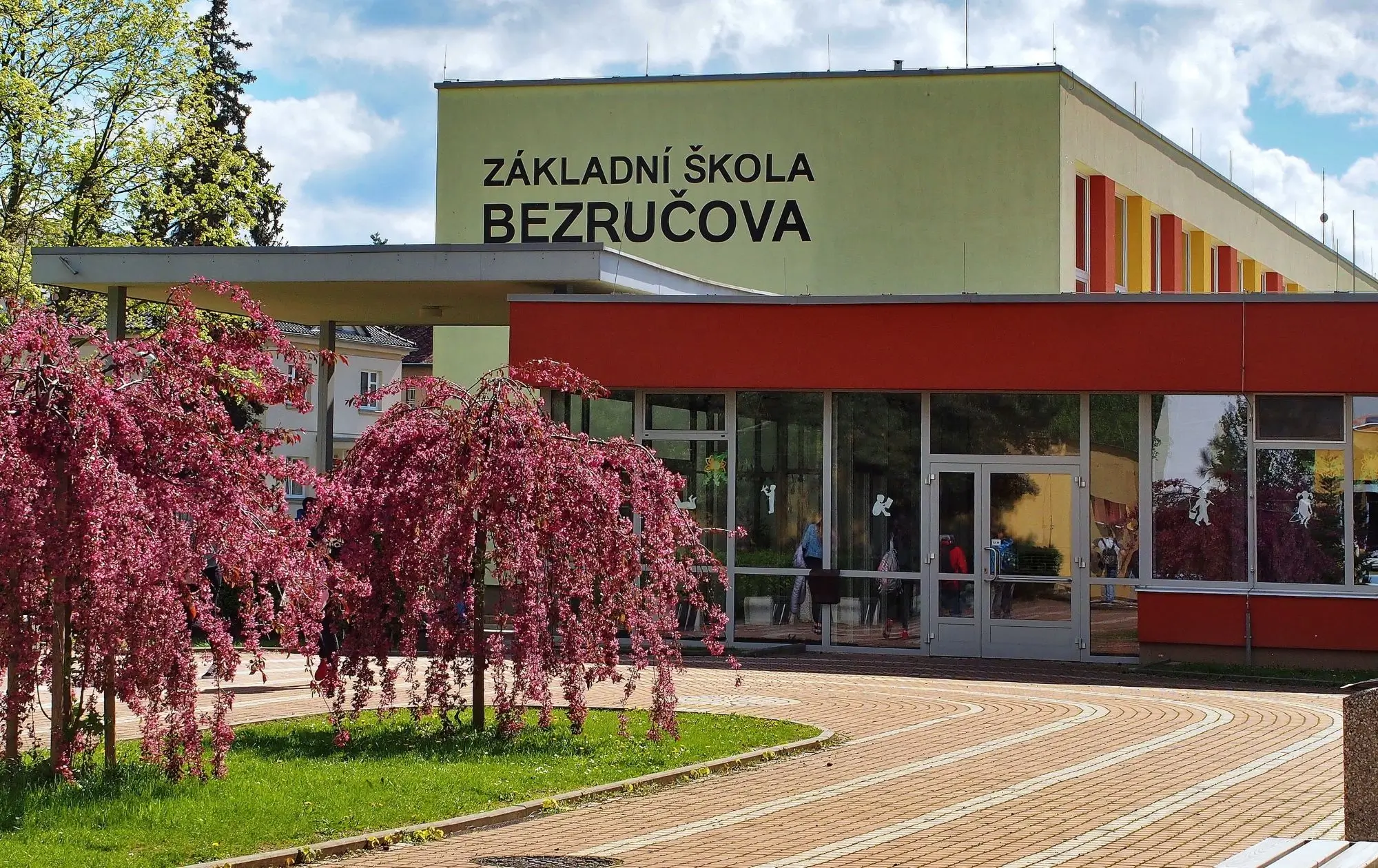 budova základní školy Bezručova