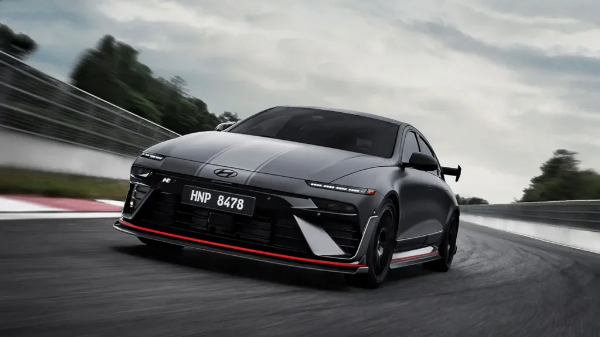 automobil Hyundai Ioniq 6 N jedoucí na silnici