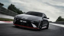 automobil Hyundai Ioniq 6 N jedoucí na silnici