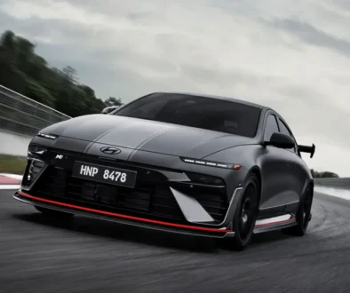automobil Hyundai Ioniq 6 N jedoucí na silnici