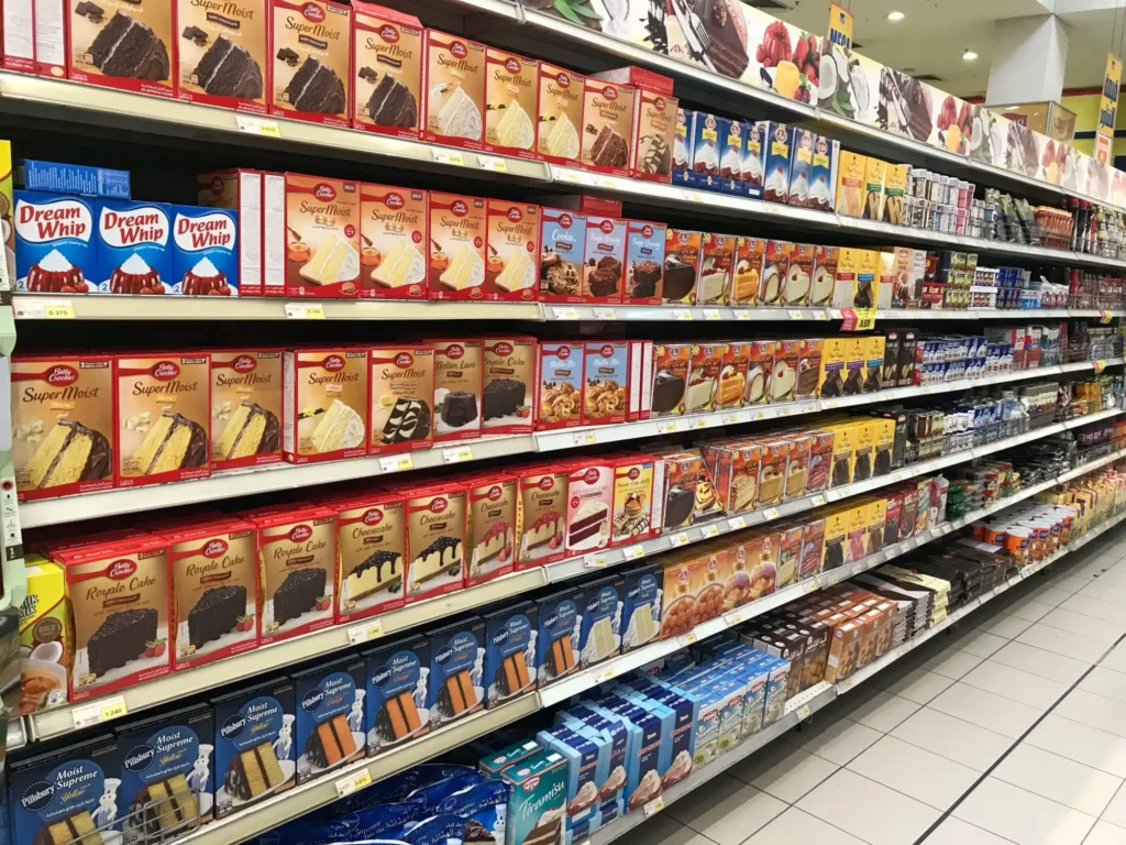 „Suché” potraviny, jako jsou třeba pečicí směsi, můžete zakoupit prošlé a ušetřit, FOTO: Shutterstock - Techsvět potraviny v supermarketu