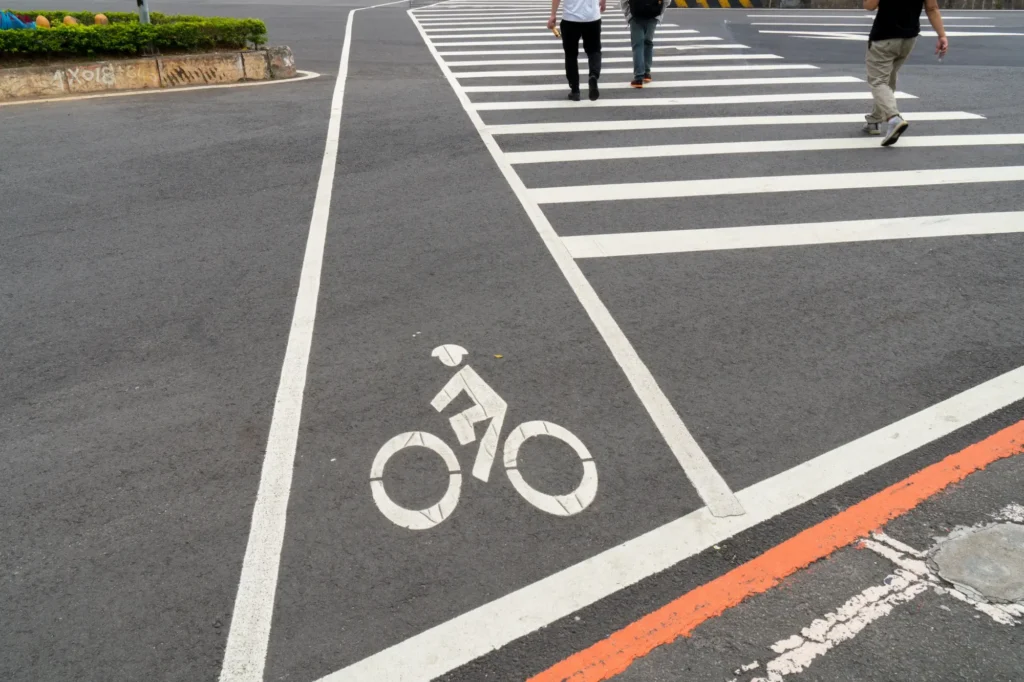 Shutterstock_1097817638 - Techsvět Přechod pro chodce s přejezdem pro cyklisty