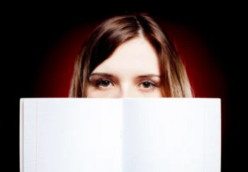 Žena s papírem testu