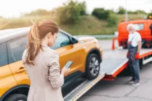 odtahovka nakládá auto