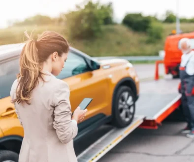 odtahovka nakládá auto